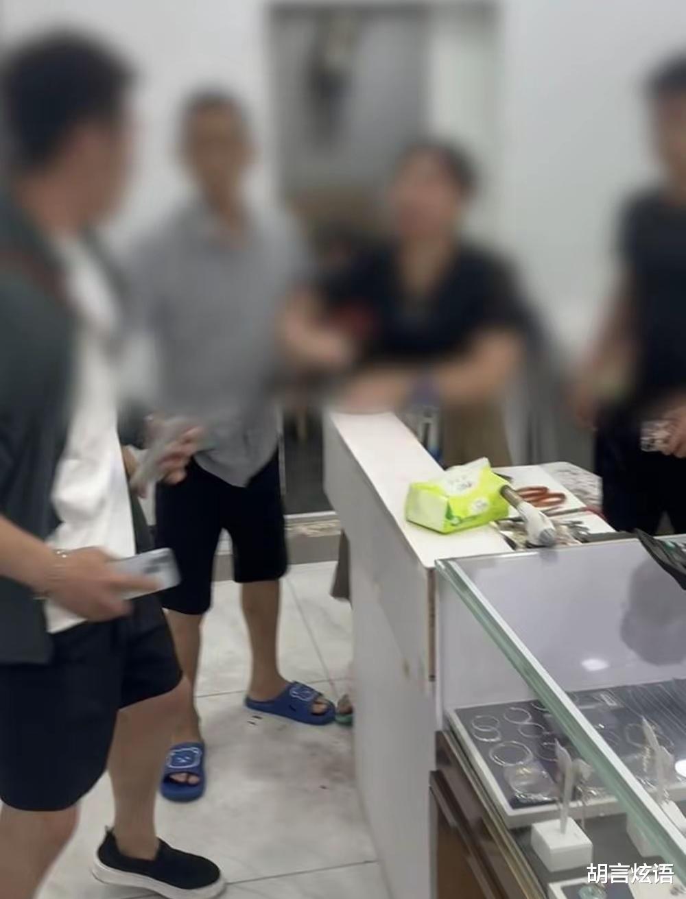 福建一打假博主遭商戶圍毆事件，公眾反響與深度思考，福建打假博主遭商戶圍毆事件，公眾反響與反思