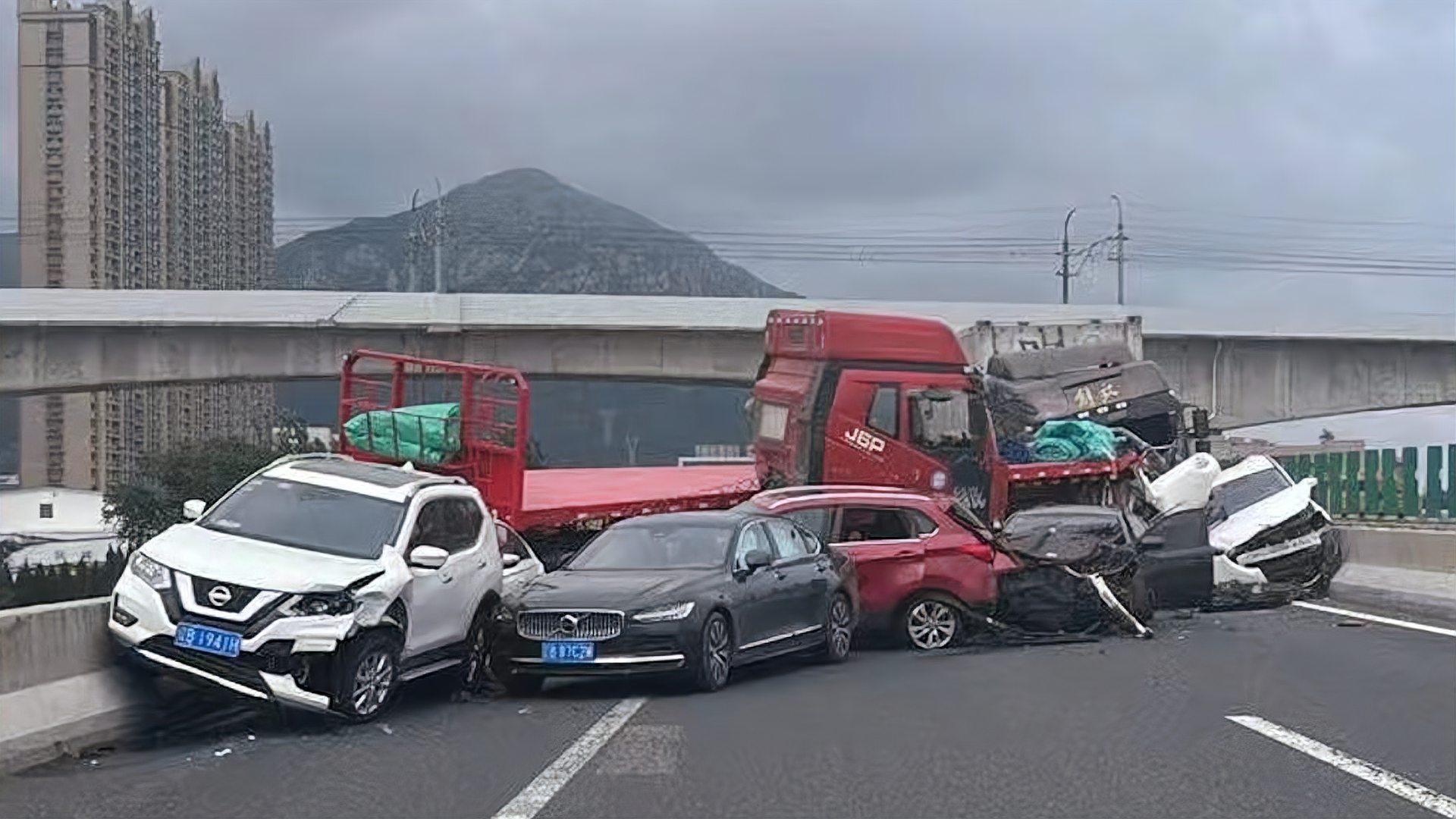 遼寧盤錦一大橋發(fā)生多車連環(huán)相撞爆炸事件，遼寧盤錦大橋發(fā)生多車連環(huán)相撞爆炸事故
