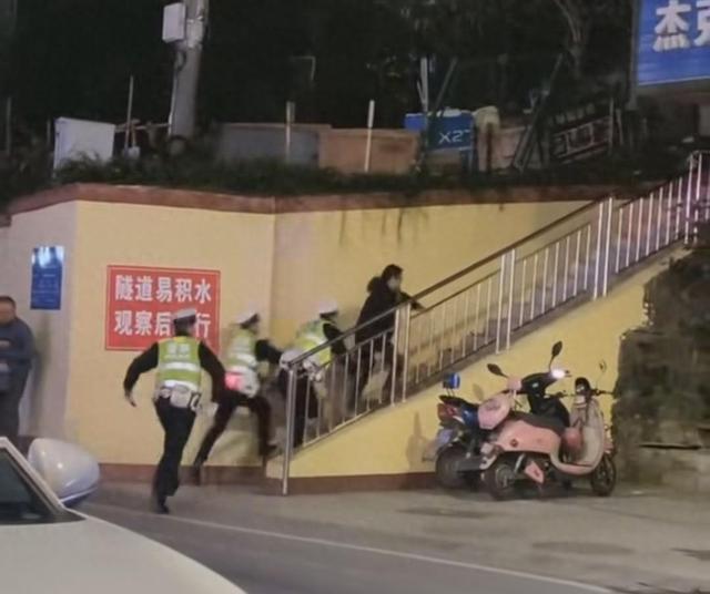 成都通報(bào)用警棍控制醉酒司機(jī)事件，理性看待警察執(zhí)法行為，成都通報(bào)警察用警棍控制醉酒司機(jī)事件，理性審視警察執(zhí)法行為