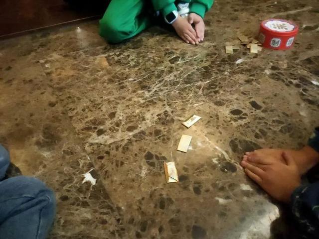 警惕！八歲小學(xué)生沉迷拍煙卡致手指潰爛，八歲小學(xué)生沉迷拍煙卡引發(fā)手指潰爛警示