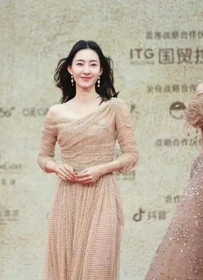關曉彤金雞獎紅毯造型引熱議，何為臃腫之美？，關曉彤金雞獎紅毯造型引熱議，臃腫之美成焦點討論