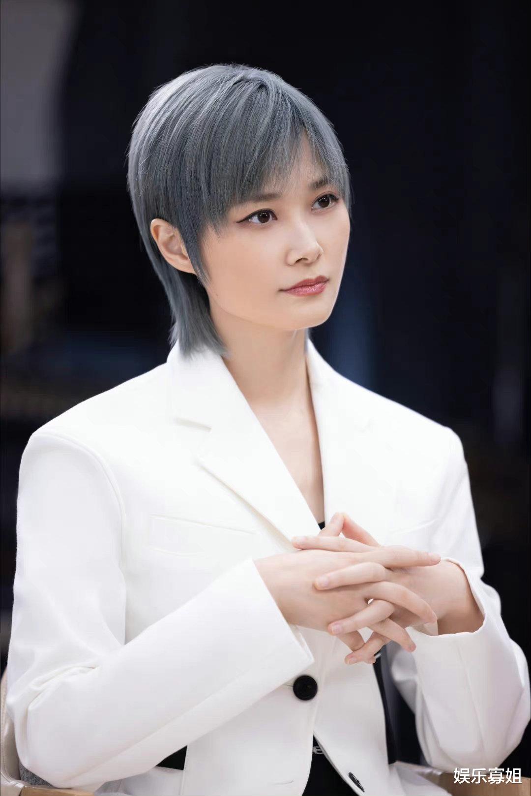 李宇春與強(qiáng)直性脊柱炎，挑戰(zhàn)與希望的故事，李宇春與強(qiáng)直性脊柱炎，挑戰(zhàn)中的希望之路