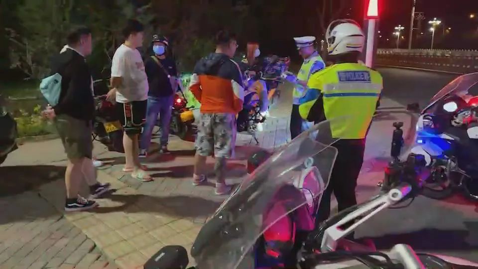 交警粗暴執(zhí)法引眾怒？辟謠與公正執(zhí)法的呼聲，交警執(zhí)法爭(zhēng)議背后的辟謠與公正呼聲