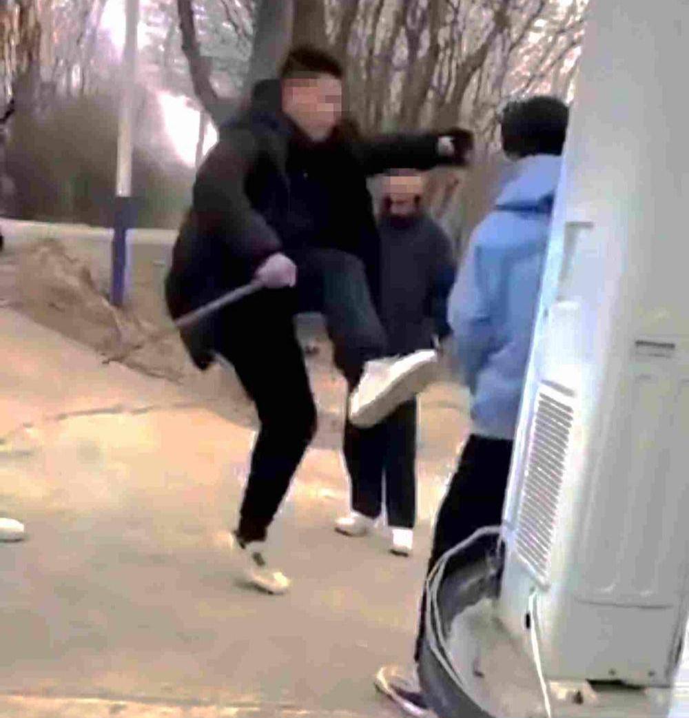 警方回應警察踢小學生事件，責任與公正的行動，警方回應警察踢小學生事件，責任追究與公正行動啟動