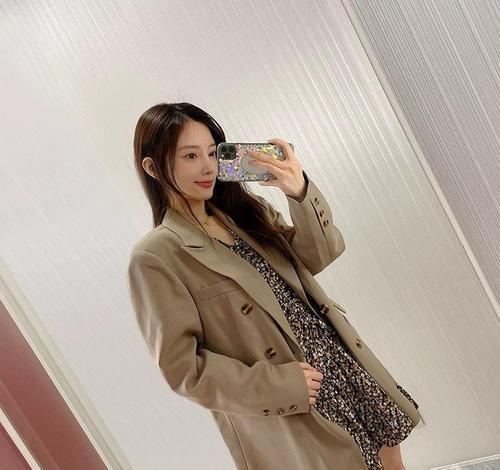 43歲李小璐的魅力風(fēng)采，內(nèi)衣背后的故事，43歲李小璐內(nèi)衣背后的魅力風(fēng)采與故事