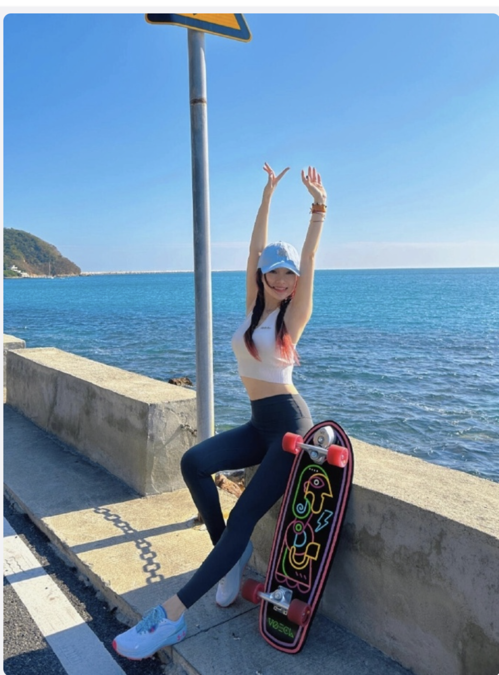 42歲李小璐穿搭驚艷全網(wǎng)，時(shí)尚魅力與青春活力的完美融合，42歲李小璐時(shí)尚魅力與青春活力并存，驚艷全網(wǎng)的穿搭之美