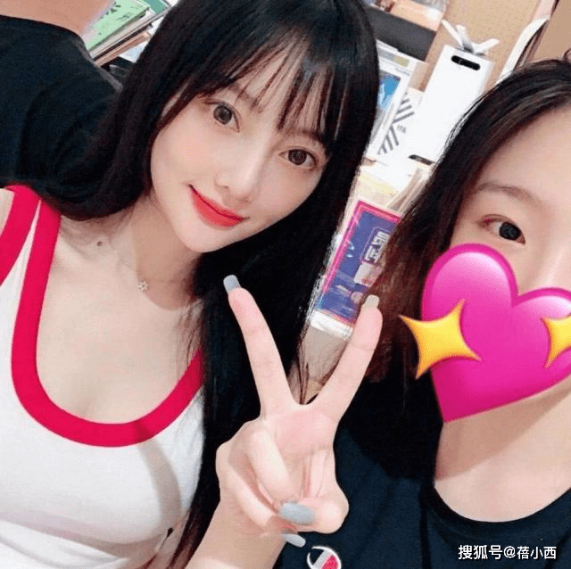 43歲李小璐穿背心做運(yùn)動(dòng)，展現(xiàn)活力四溢的風(fēng)采，43歲李小璐穿背心運(yùn)動(dòng)風(fēng)采四溢，展現(xiàn)活力四溢的魅力形象