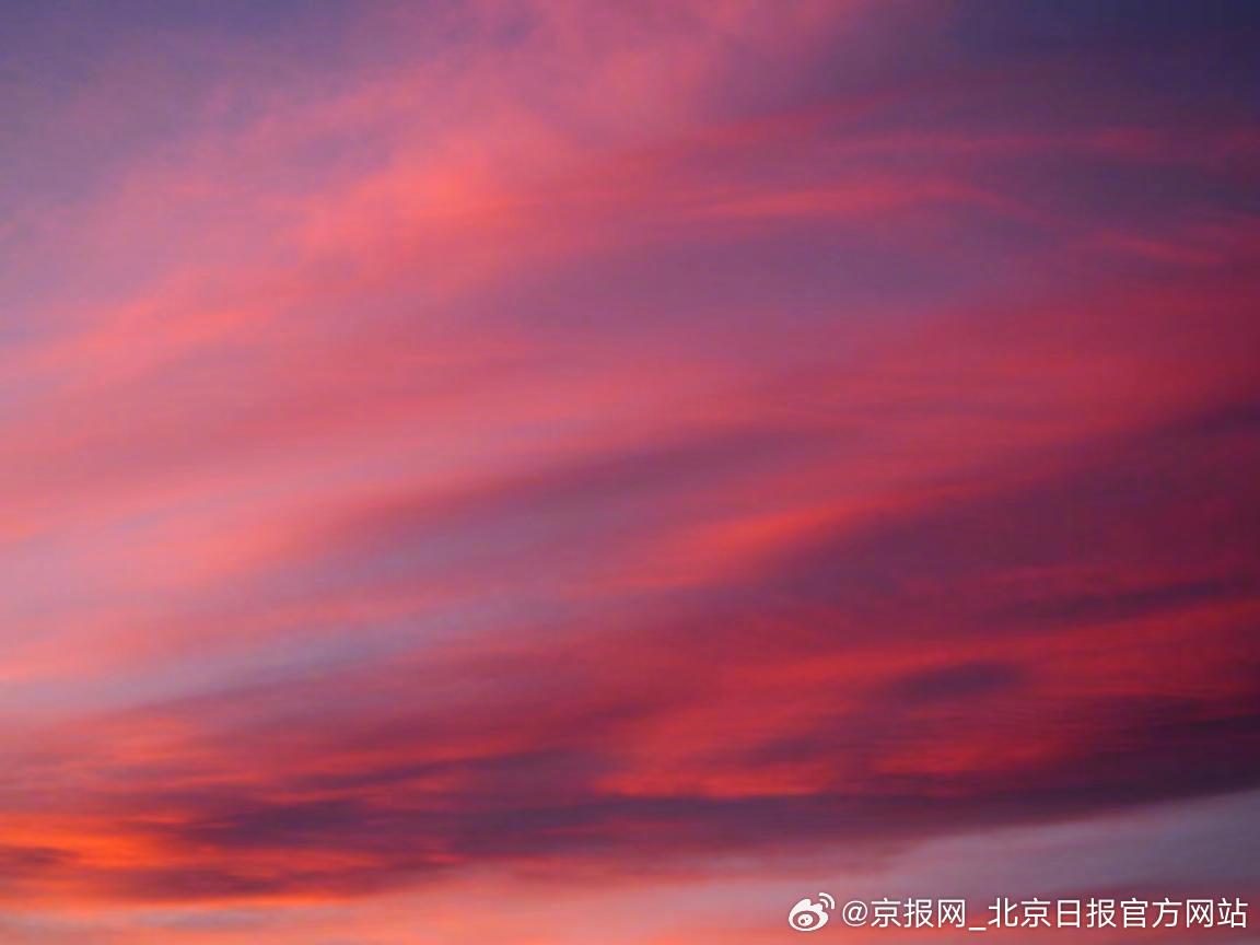 北京深紅色朝霞，城市之醒與心靈之暉，北京朝霞映照，城市覺醒與心靈的光輝