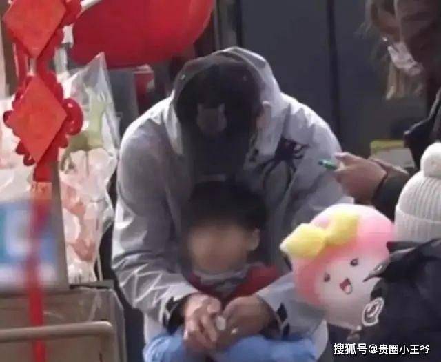 劉詩(shī)詩(shī)抱兒子逛超市，母愛(ài)滿溢的瞬間，劉詩(shī)詩(shī)抱兒子逛超市，母愛(ài)溫馨瞬間