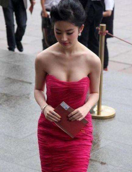 劉亦菲溜肩照片，美與爭議的背后，劉亦菲溜肩照片，美背后的爭議焦點