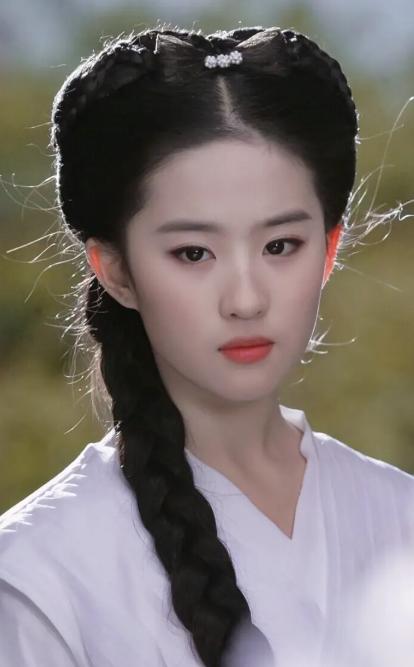 劉亦菲的駝峰鼻審美探討，劉亦菲駝峰鼻的審美探討