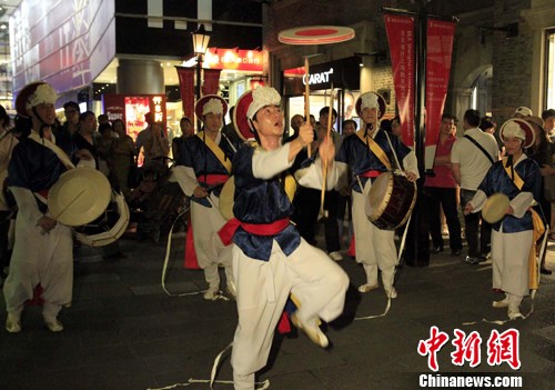韓國(guó)游客被上海表演震撼熱，文化與藝術(shù)的交融之旅，上海震撼表演引發(fā)韓國(guó)游客熱潮，文化與藝術(shù)的交融之旅