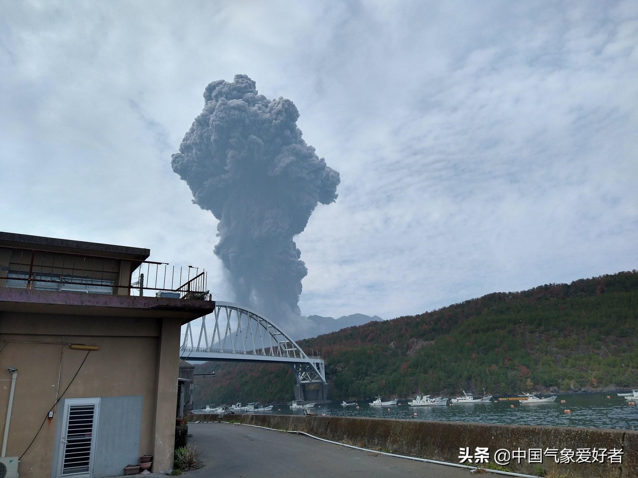 日本火山噴發(fā)灰柱高達(dá)3400米，熱力的震撼與自然的威力，日本火山噴發(fā)壯觀灰柱直沖云霄，自然威力震撼展現(xiàn)