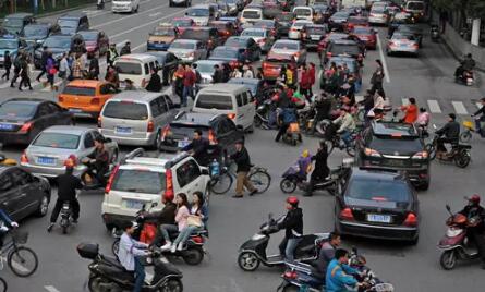 電動車數(shù)量激增導(dǎo)致的校園擁堵問題探究，校園電動車數(shù)量激增引發(fā)的擁堵問題探究