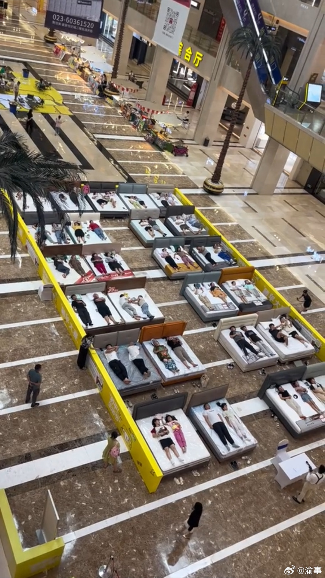 商場舉辦睡覺大賽，15人平分9千元，挑戰(zhàn)極限與運氣，商場睡覺大賽，挑戰(zhàn)極限與運氣，獎金平分達九千！