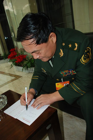武警江西省總隊原總隊長施文求逝世，緬懷一位忠誠的人民衛(wèi)士，緬懷武警江西省總隊原總隊長施文求，忠誠的人民衛(wèi)士逝世標題簡潔明了，突出了施文求的身份和人們對他的緬懷之情。