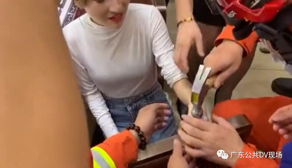 關(guān)于警方通報(bào)試戴手鐲轉(zhuǎn)身就跑熱的文章，警方通報(bào)手鐲試戴后逃逸事件，涉案者行為引發(fā)熱議