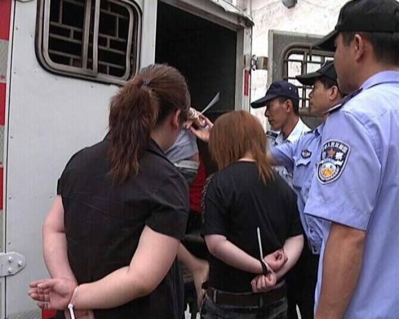 女子為正義揮劍，哥哥刺死拖欠工資的老賴(lài)?yán)习灞慌行?，女子揮劍捍衛(wèi)正義，兄妹聯(lián)手制裁拖欠工資的無(wú)良老板被判刑