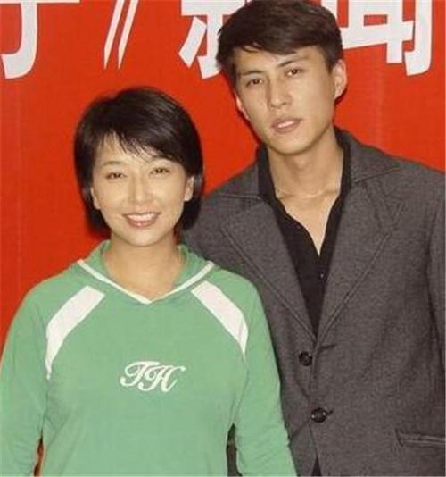 演員靳東，演技精湛，魅力四溢，靳東，演技魅力四溢的演員