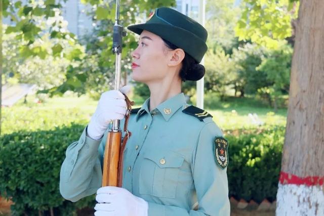 最美儀仗隊退役女兵視頻，榮耀與堅韌的象征，退役女兵榮耀瞬間，最美儀仗隊中的堅韌象征