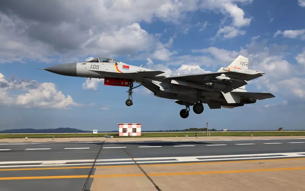 殲-15戰(zhàn)斗機(jī)，揭示中國(guó)航空力量的三代機(jī)典范，殲-15戰(zhàn)斗機(jī)，中國(guó)航空力量的三代機(jī)典范典范亮相