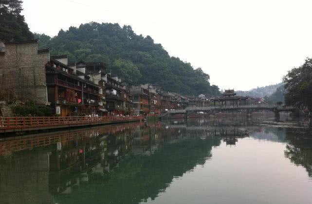 鳳凰古城是否需要購買門票？詳解游覽鳳凰古城的相關(guān)事宜，鳳凰古城游覽攻略，門票購買與游覽相關(guān)事宜詳解