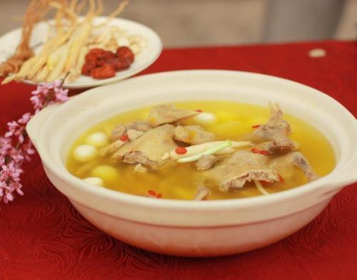 燉雞湯的美味秘訣，材料搭配與烹飪技巧，燉雞湯的完美秘訣，材料搭配、烹飪技巧與美味呈現(xiàn)