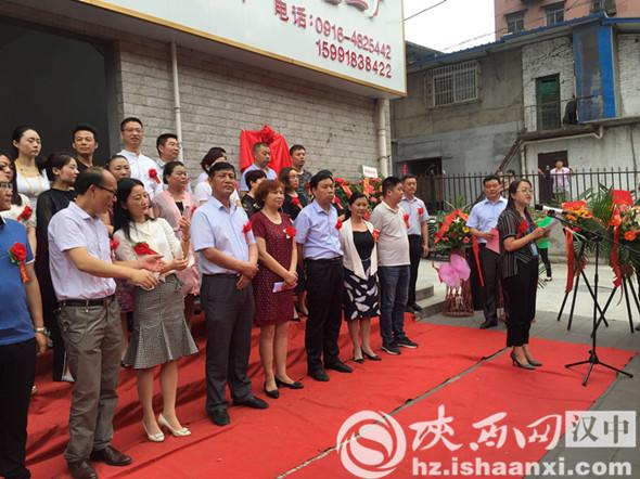 有人通過婚介成功了嗎？探究婚姻介紹機(jī)構(gòu)的成功之路，婚姻介紹機(jī)構(gòu)的成功之路，有人通過婚介找到了幸福伴侶嗎？