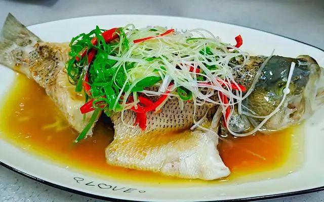 清蒸魚，傳統(tǒng)美食的制作方法與步驟，清蒸魚，傳統(tǒng)美食制作詳解