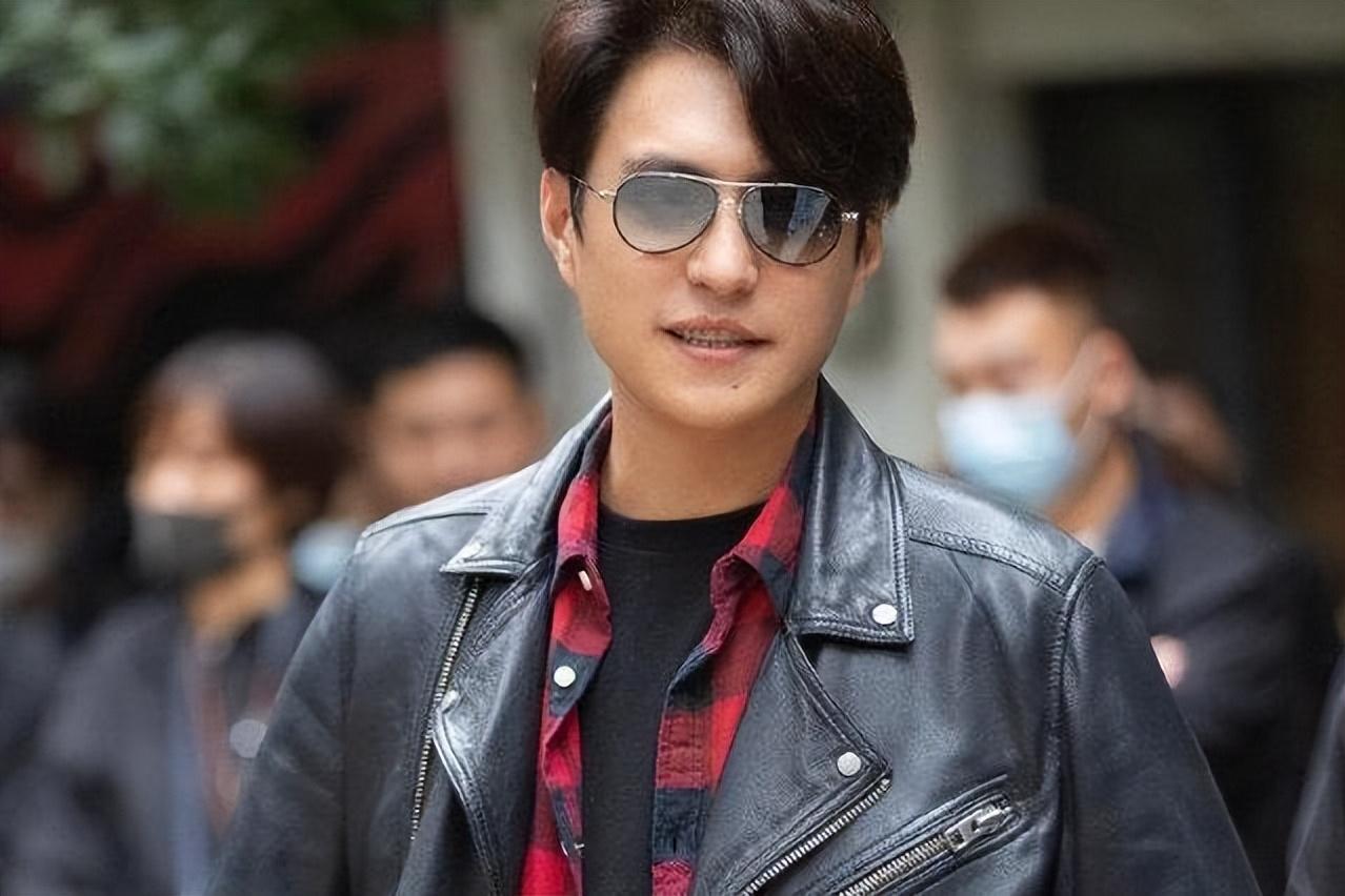 演員靳東身世顯赫，星光背后的非凡故事，靳東身世揭秘，星光背后的非凡歷程