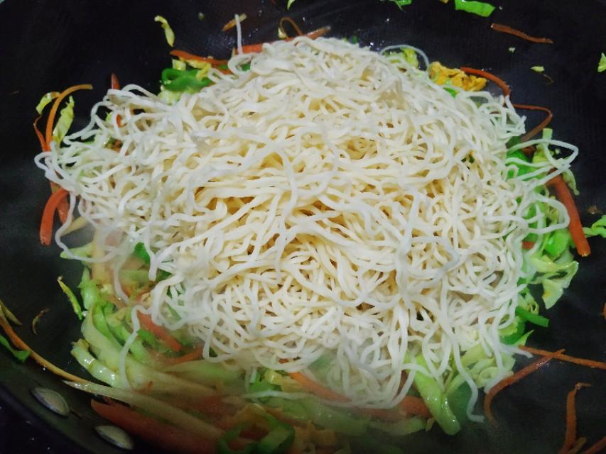 家常炒面的做法，簡(jiǎn)單又美味，家常炒面做法，簡(jiǎn)單美味，一學(xué)就會(huì)！