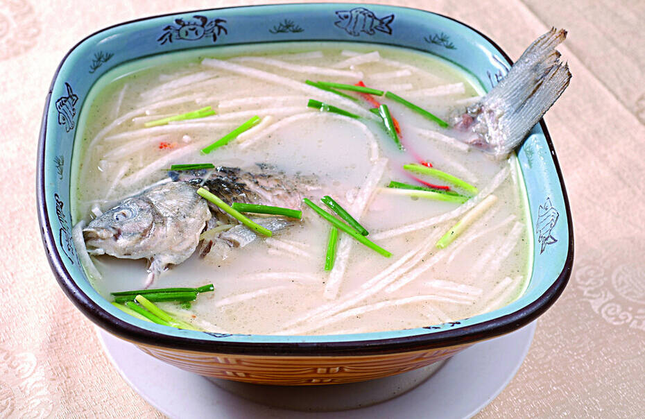 鯽魚湯的做法，一道美味養(yǎng)生的傳統(tǒng)佳肴，鯽魚湯，傳統(tǒng)美味養(yǎng)生佳肴做法揭秘