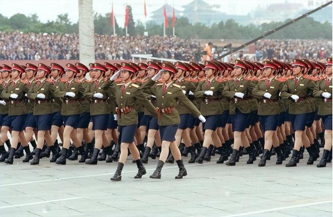 中國(guó)閱兵儀式中的女兵方隊(duì)，榮耀與力量的展現(xiàn)，中國(guó)閱兵儀式中的女兵方隊(duì)，榮耀與力量的璀璨展現(xiàn)