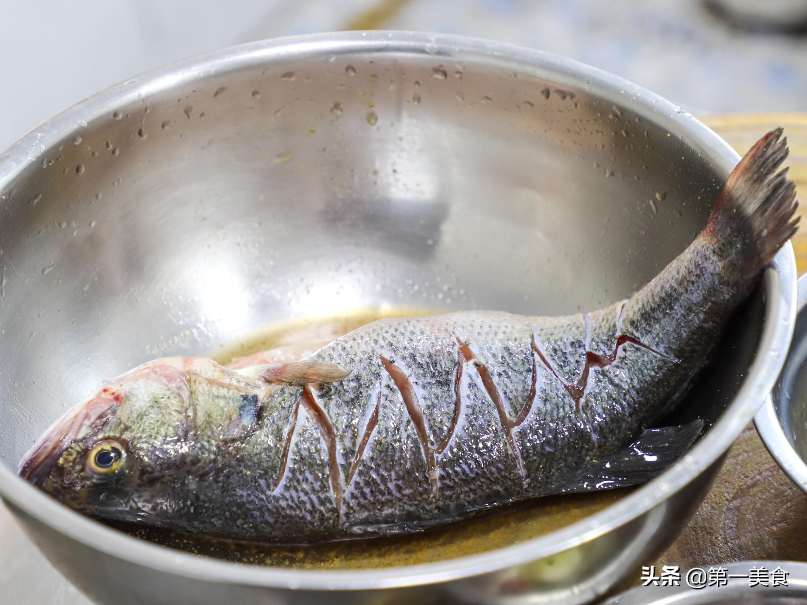 紅燒魚，一道家常美食的詳細(xì)制作步驟，家常紅燒魚的詳細(xì)制作步驟攻略