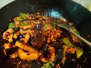 魚(yú)香茄子的做法，一道家常美食的烹飪指南，魚(yú)香茄子烹飪指南，家常美食制作教程