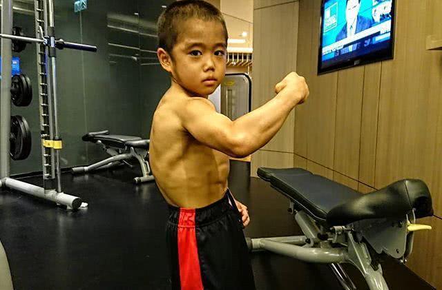 神童出世，10歲小孩的八塊腹肌傳奇，神童腹肌傳奇，十歲孩童的八塊腹肌故事