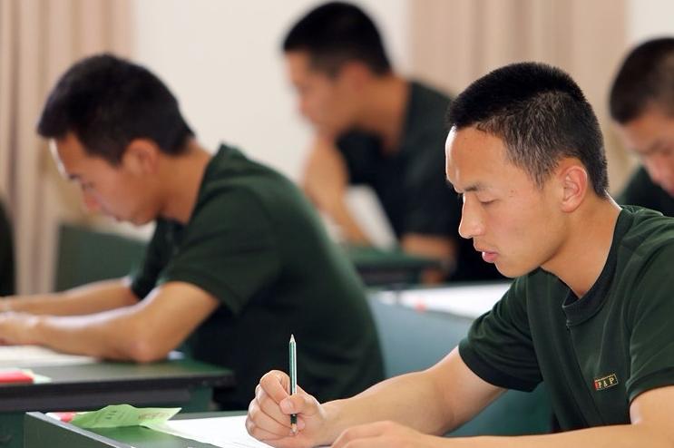 應(yīng)屆大學(xué)生參軍的條件及待遇，應(yīng)屆大學(xué)生參軍的條件與待遇概述
