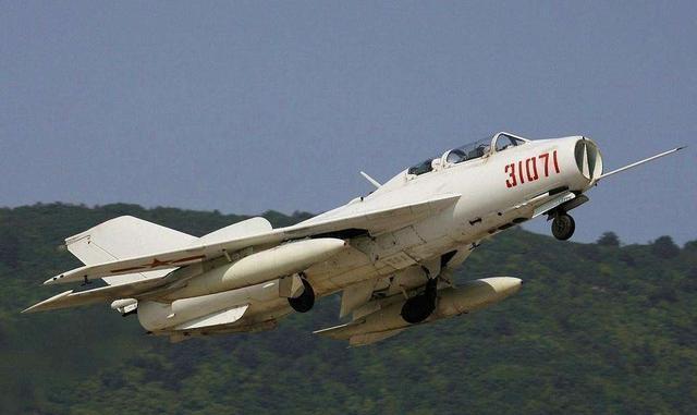 殲-16戰(zhàn)斗機深度介紹，殲-16戰(zhàn)斗機的全面解析與深度介紹