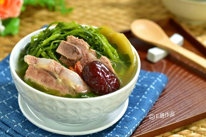 臘鴨頭西洋菜豬骨湯——傳統(tǒng)美食與現(xiàn)代烹飪的融合，臘鴨頭西洋菜豬骨湯，傳統(tǒng)與現(xiàn)代的烹飪交融之美