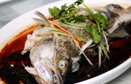 清蒸魚，傳統(tǒng)美食的魅力與獨(dú)特之處，清蒸魚，傳統(tǒng)美食的魅力與獨(dú)特風(fēng)味展現(xiàn)