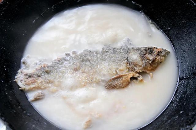 燉魚最忌三種調(diào)料，揭秘廚房中的禁忌，廚房小貼士，燉魚時三種禁忌調(diào)料揭秘