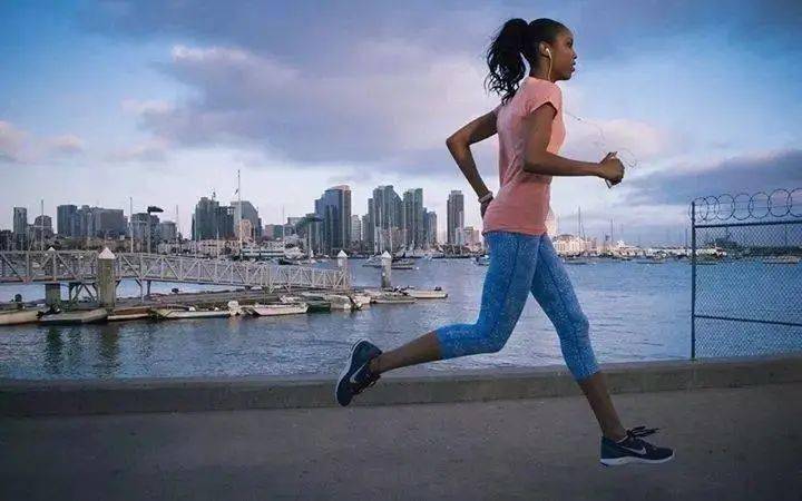 跑步的正確姿勢教程，跑步正確姿勢教程詳解