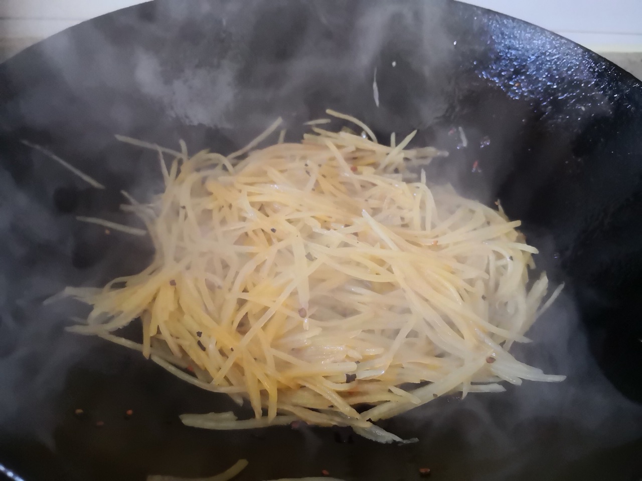 家常炒土豆絲——一道平凡中的美味佳肴，家常炒土豆絲，平凡食材的美味演繹