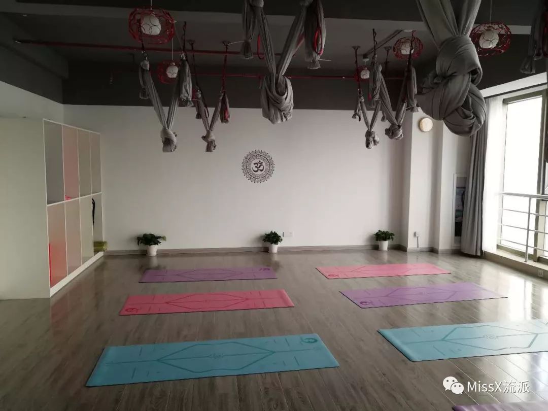 瑜伽館，自主開設(shè)還是加盟，如何抉擇？，瑜伽館經(jīng)營之路，自主開設(shè)還是加盟，如何做出明智抉擇？