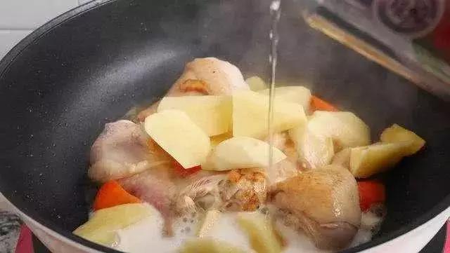 燉雞最忌諱放三樣?xùn)|西，燉雞三大忌諱配料，揭秘?zé)蹼u時(shí)不宜添加的三類食材
