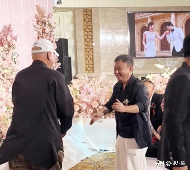 一場(chǎng)婚慶，費(fèi)用六千，究竟貴不貴？，婚慶費(fèi)用六千，究竟值不值？探討婚禮花費(fèi)的合理性。
