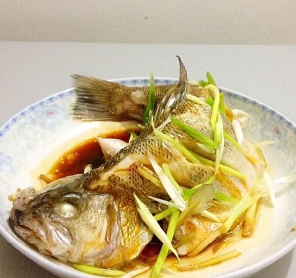 清蒸鱸魚的做法，一道家常美食的烹飪指南，清蒸鱸魚烹飪指南，家常美食的制作方法