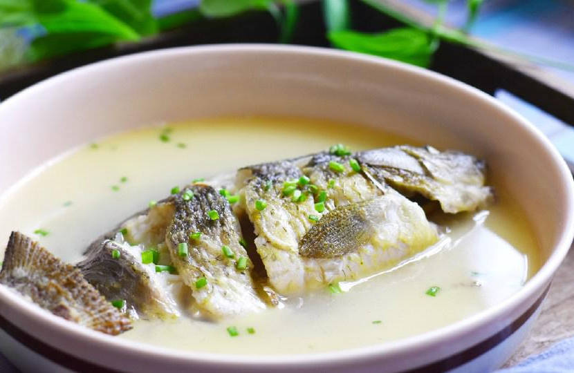 鯽魚(yú)湯的做法，又白又濃的美味佳肴，鯽魚(yú)湯，又白又濃的美味佳肴做法分享