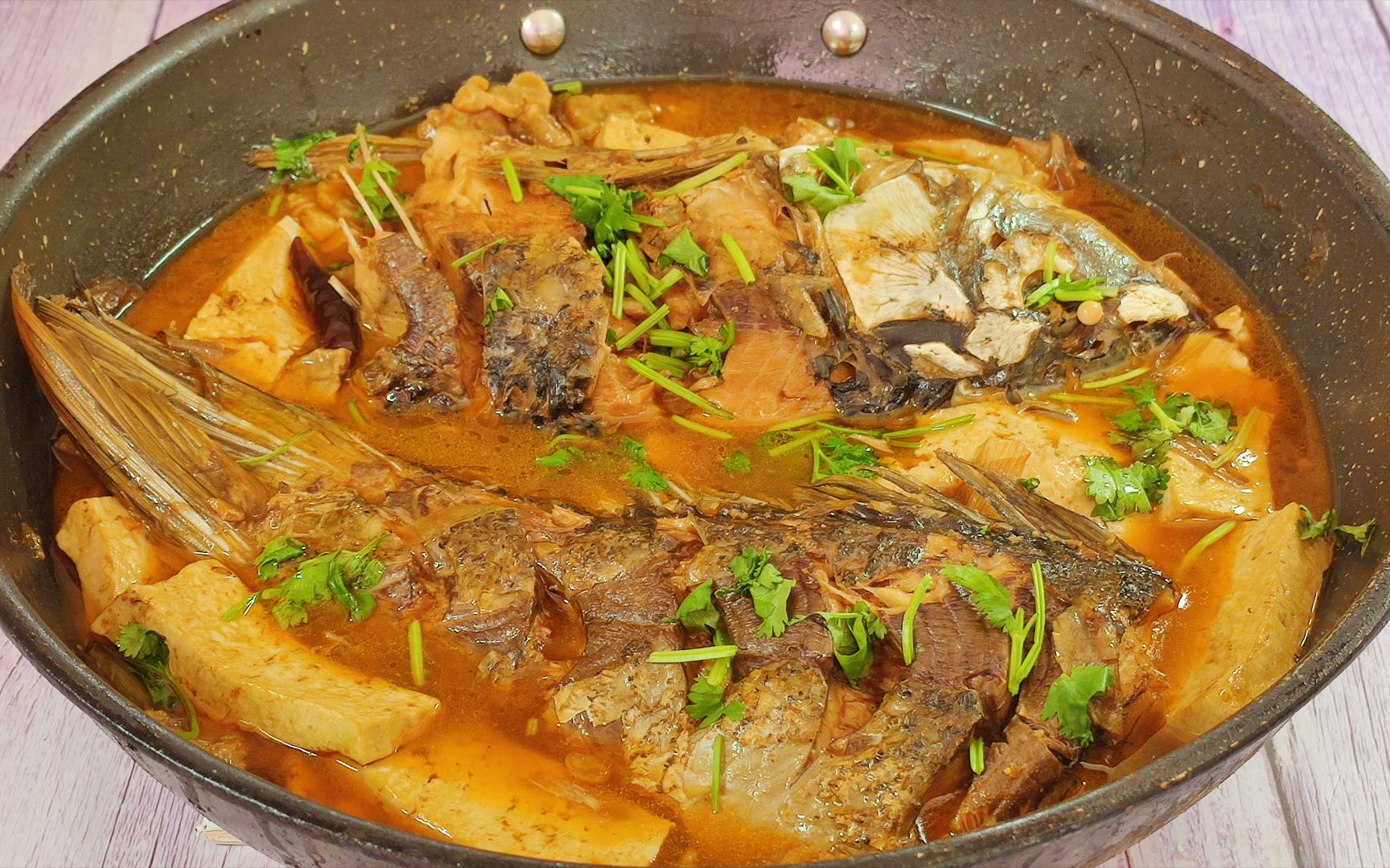 家常燉魚(yú)的做法，美味與健康并重的一道佳肴，家常燉魚(yú)，美味與健康并存的佳肴做法