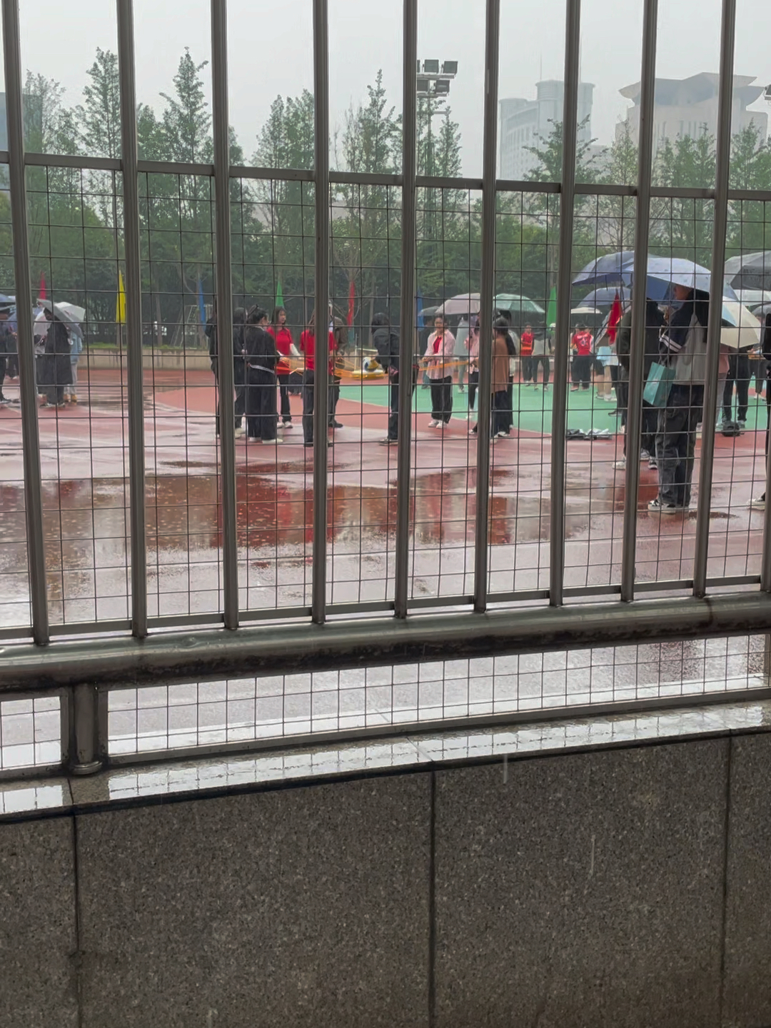 超級凌亂的校園運(yùn)動會，彈窗中的熱血青春，超級凌亂校園運(yùn)動會，熱血青春的彈窗時刻